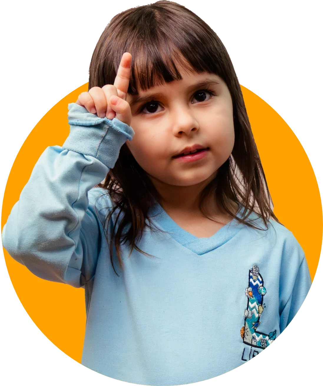 Aluna criança com fundo amarelo